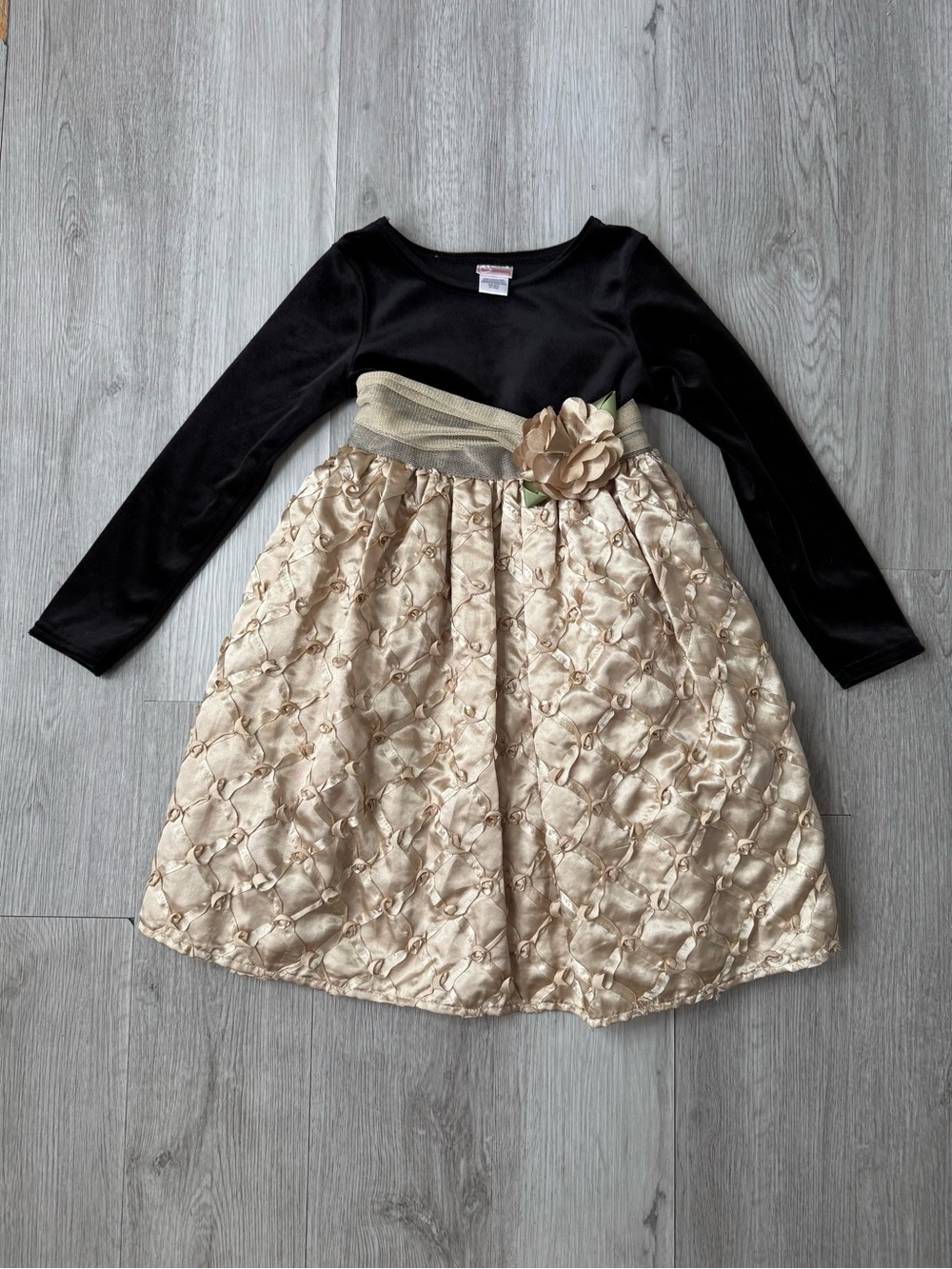 Youngland Girls 6X Black Gold Satin Fit & Flare Long Sleeve Knee Holiday Dress.